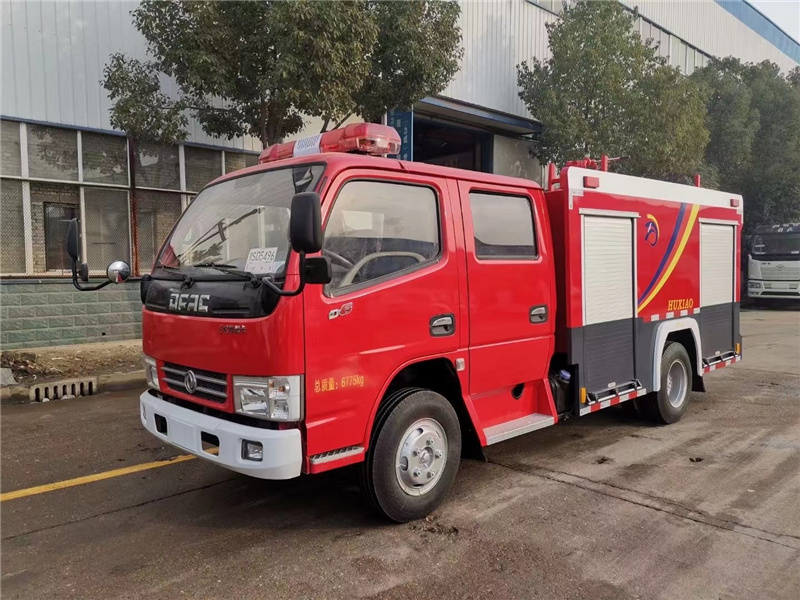 程力水罐消防車遠(yuǎn)程消防帶PS20消防炮，射程45米滅火效率高，可疾速火場(chǎng)展開滅火戰(zhàn)役，撲救種種，是理想的消防配備