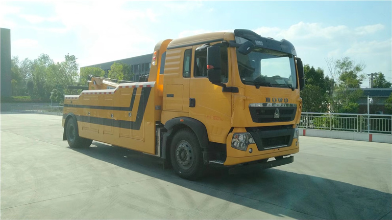 程力清障車現(xiàn)車：國(guó)六豪沃單橋拖吊連體清障車已通過國(guó)家強(qiáng)制性認(rèn)證證書，排放標(biāo)準(zhǔn)達(dá)到國(guó)家環(huán)保要求