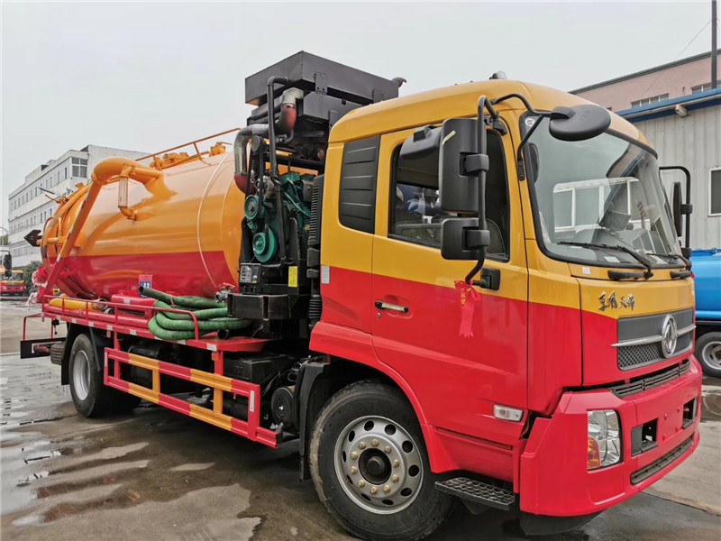 東風(fēng)天錦吸污車吸污泵采用山東2BE-204水循環(huán)真空泵，精密度高，吸力大