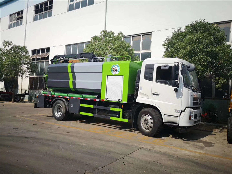 東風多利卡國六吸污凈化車通過水環真空泵將污物自吸入分離箱中