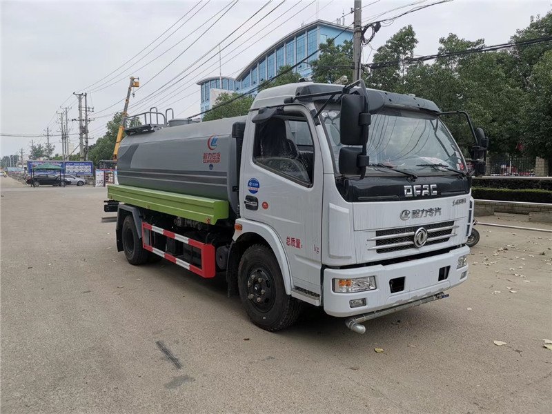 東風國六8噸灑水車采用優質水泵，合理設計水路管道