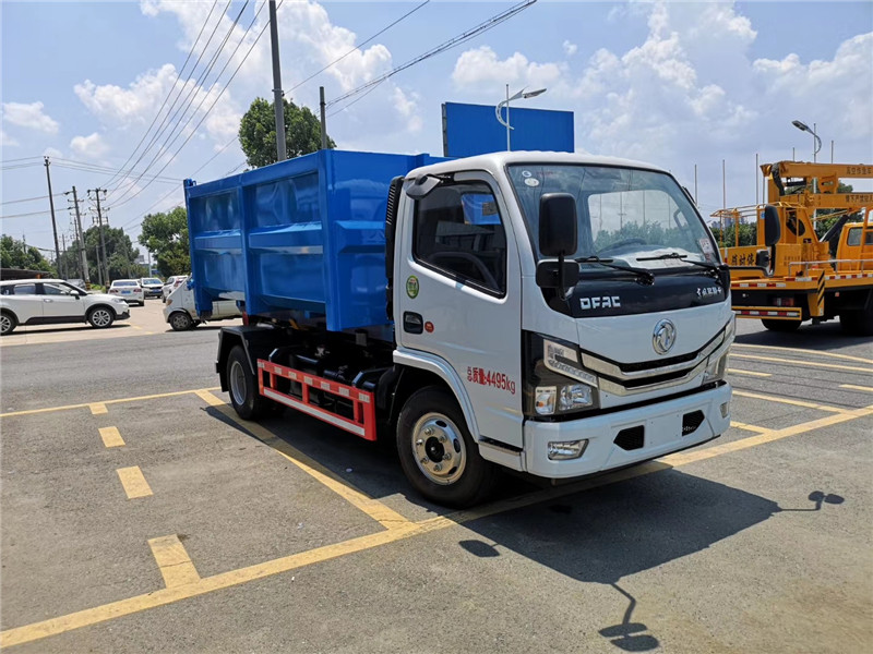 東風天錦12噸壓縮垃圾車車尾部帶雙液壓支腿，車身穩定