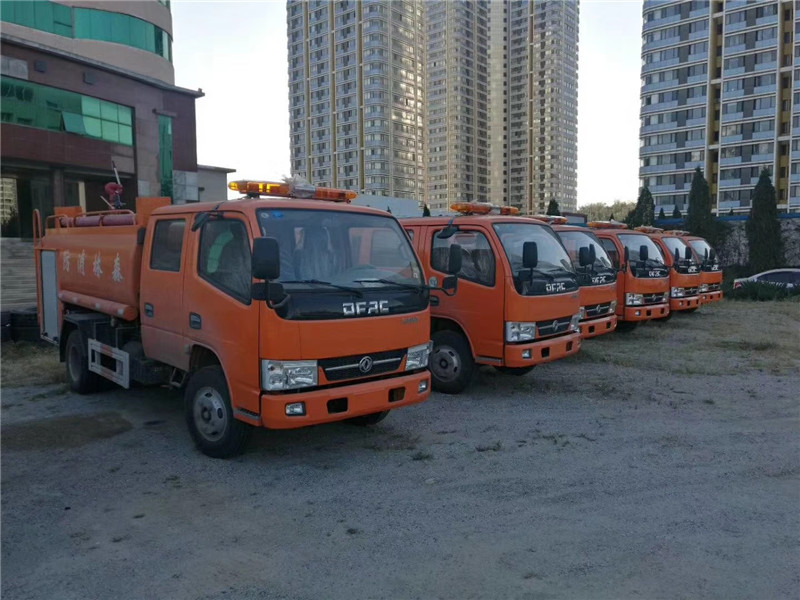 東風(fēng)多利卡消防灑水車(chē)外形美觀，結(jié)合消防，灑水功能為一體