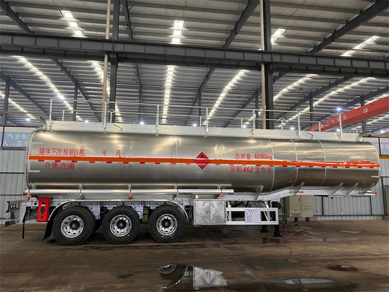 不銹鋼半掛油罐車細節配置展示圖，強硬的質量體系保持茂名油罐車市場占有率